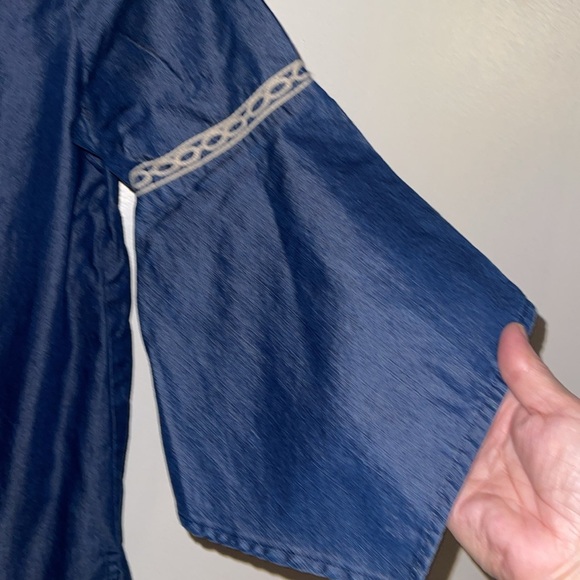 🌹SHYANNE DENIM EMBROIDERED TOP - Picture 4 of 6